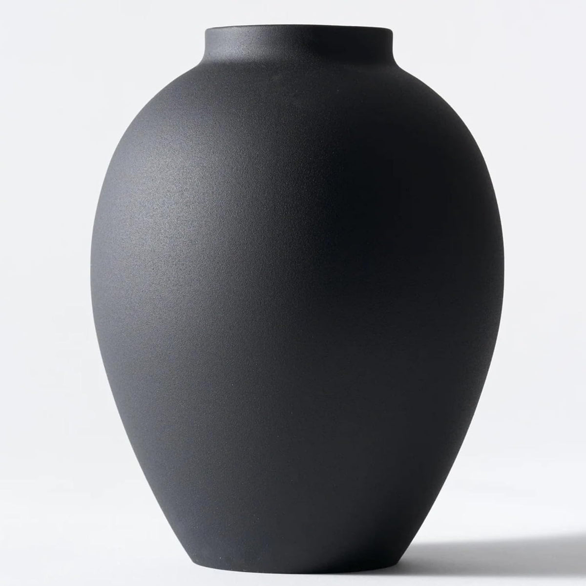 SilkSerenade Black Matte Iron Flower Vase, Large – Farmhouse & Wabi-Sabi Style Centerpiece for Bedroom, Kitchen, Living Room Table Decor